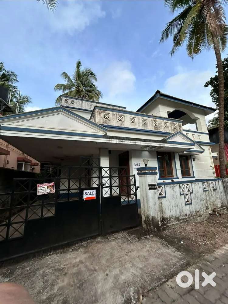 2 BHK house available majila can convert into 3 BHK