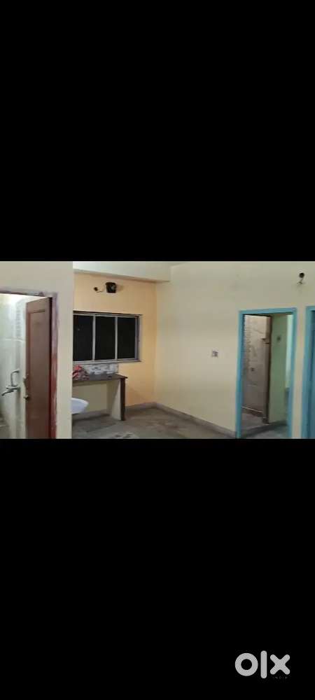 Ready to move hain ekdam...main road se 5 min ki distance hain