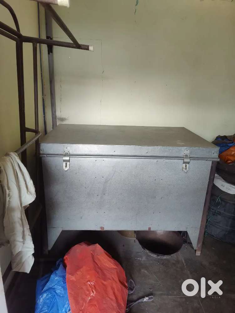 Steel Storage Trunk (Peti)