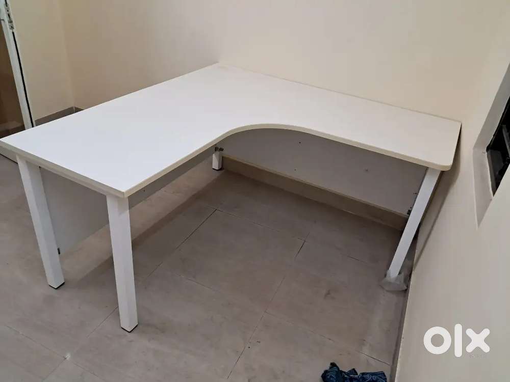 5×5×2 feet L shaped tables available in low price