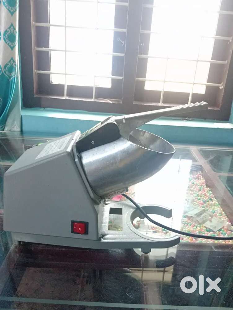 Ice smashing machine