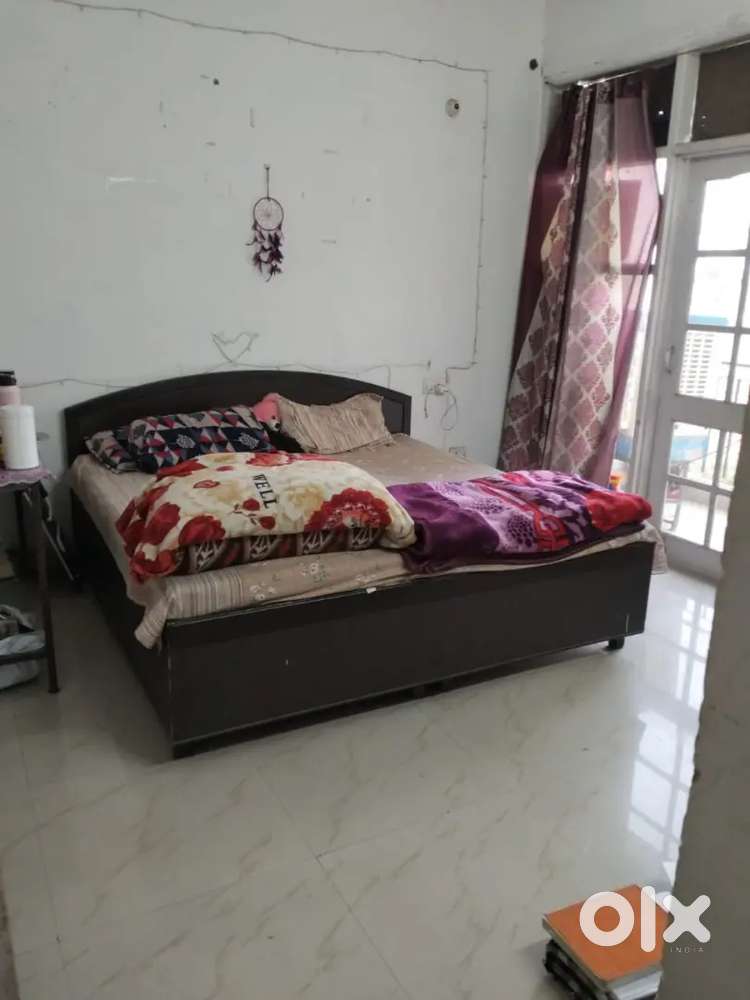 Master room Available in 3bhk flat for girls