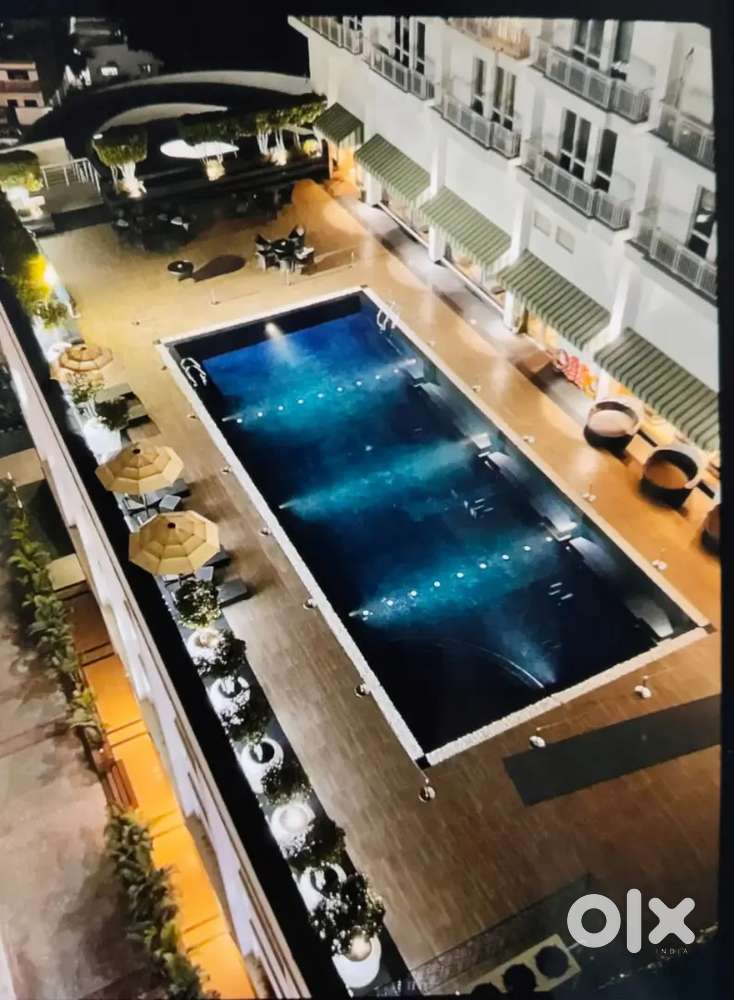 Modern Workspace with Meeting Rooms & Lounge Area