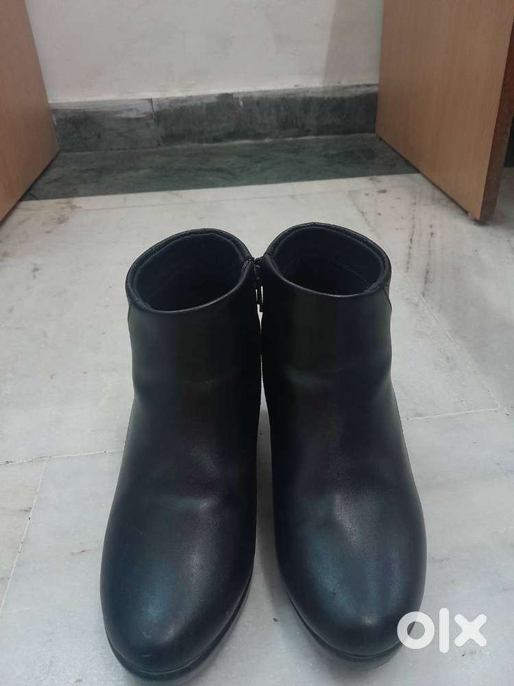 Type Boots ...age for 18 to 25 years size 6