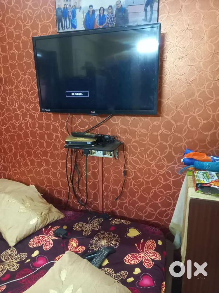 Selling  tv 32inches. LG. Running  condition..