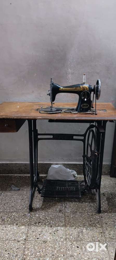 Singer Sewing Machine – Strong & Classic