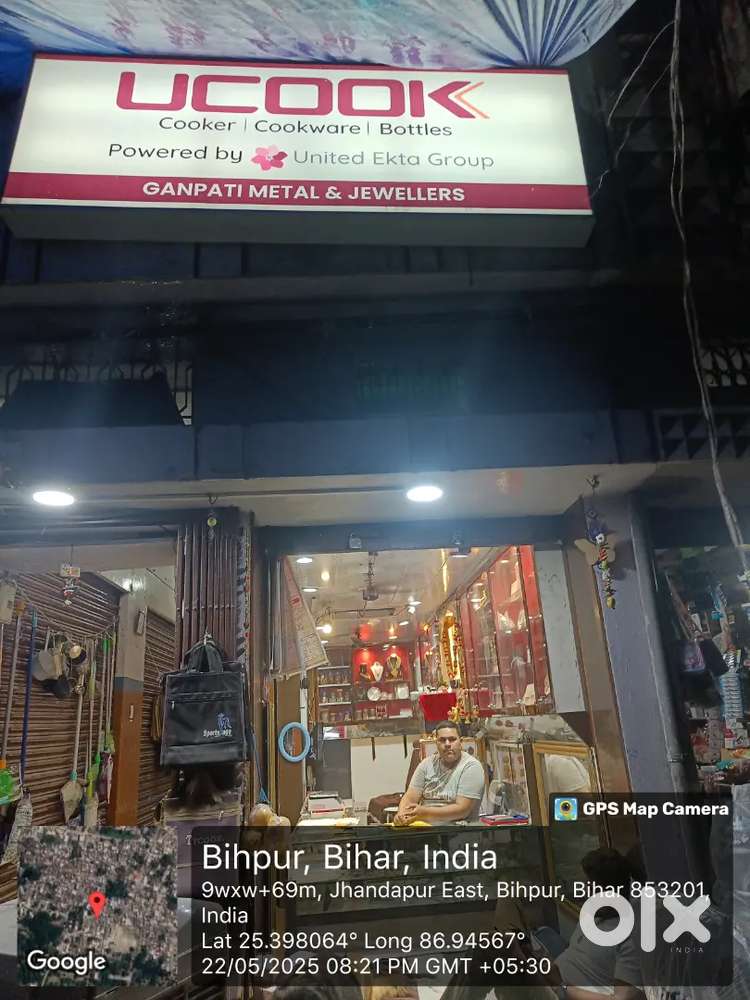 Sales man to handle the customer