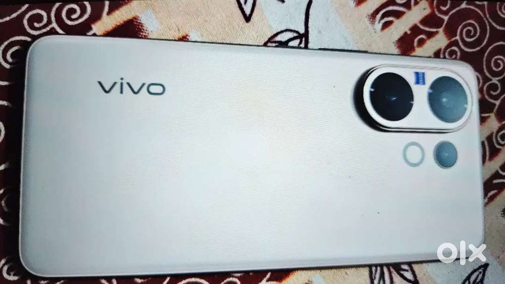 Vivo v60 6 days old box charger bill all ok.34000.8.256 golden