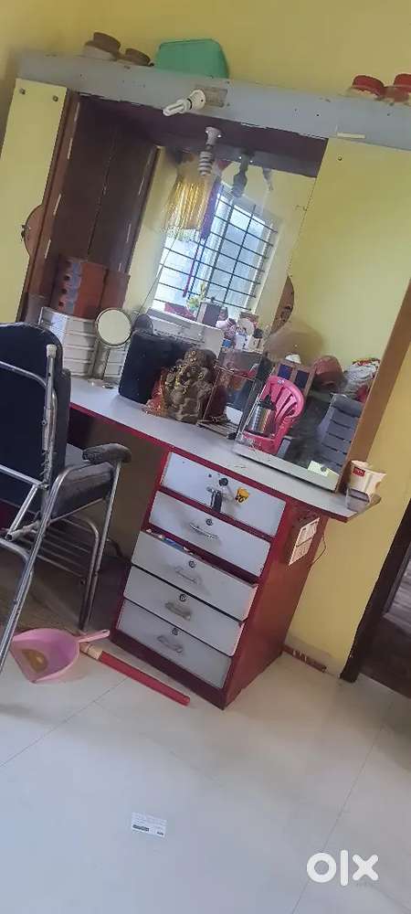 Palour  table with mirror