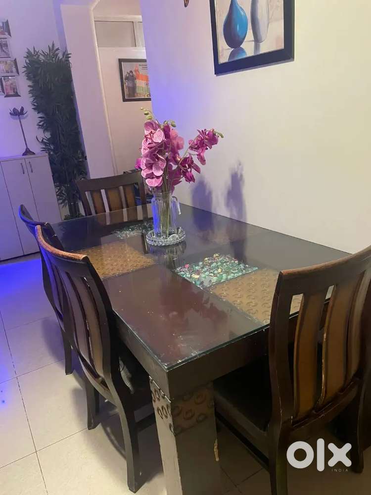 Dinning table available for sale 6seater