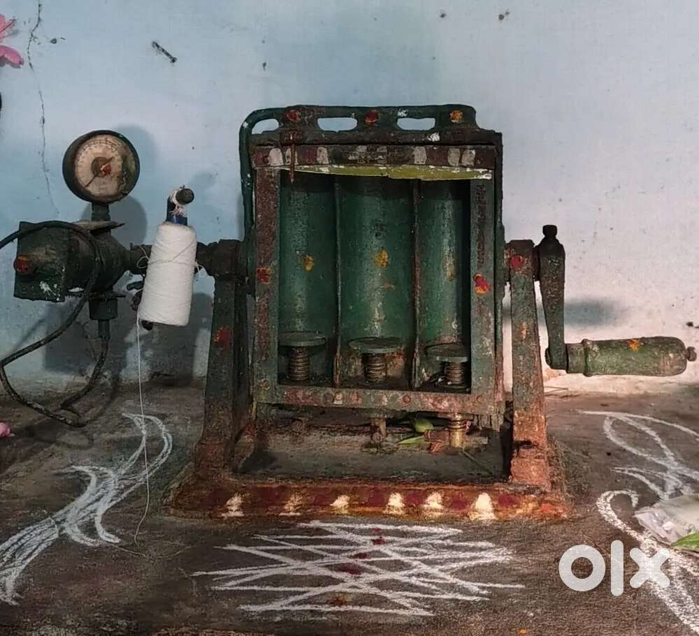 Price rs 8,000)Soda machine with cylinder and 3boxes of soda bottle