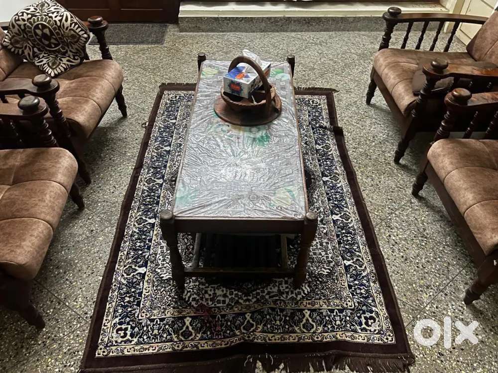 7 seater sofa set with coffe table.
