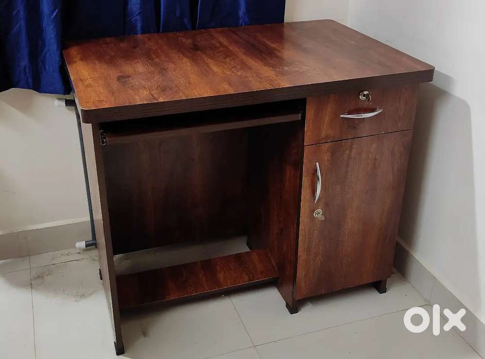 I'm selling Office Table, Office Chair 
plastic chairs, Vivo V25