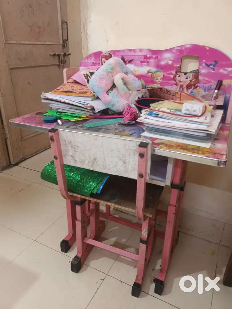 Kid table and chair