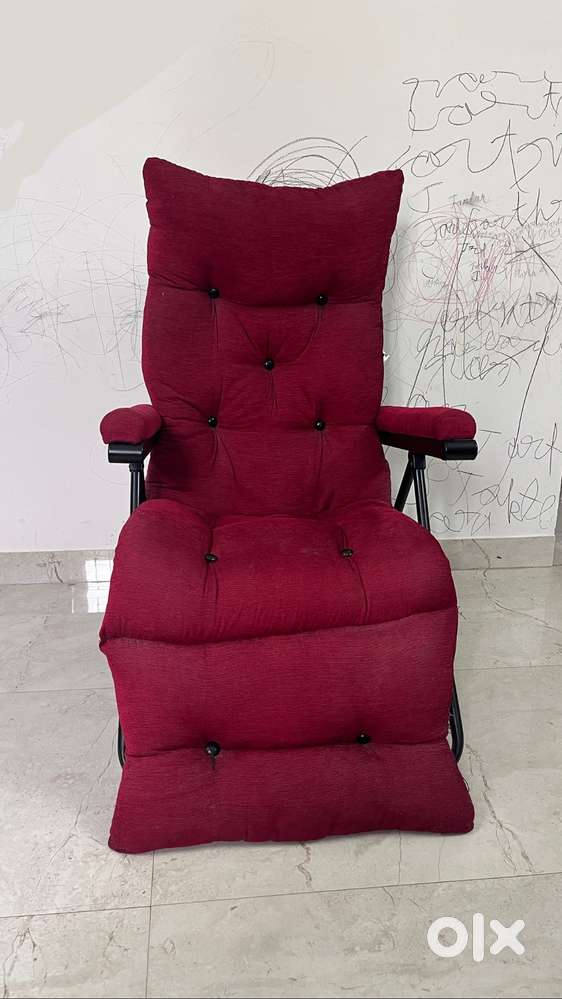 4 months old Recliner chair with cushions