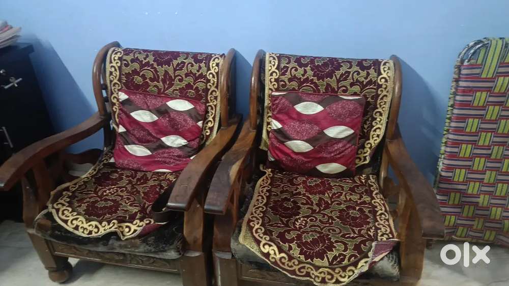 One set of Maharaj sofa set for sell. Sagwan wood