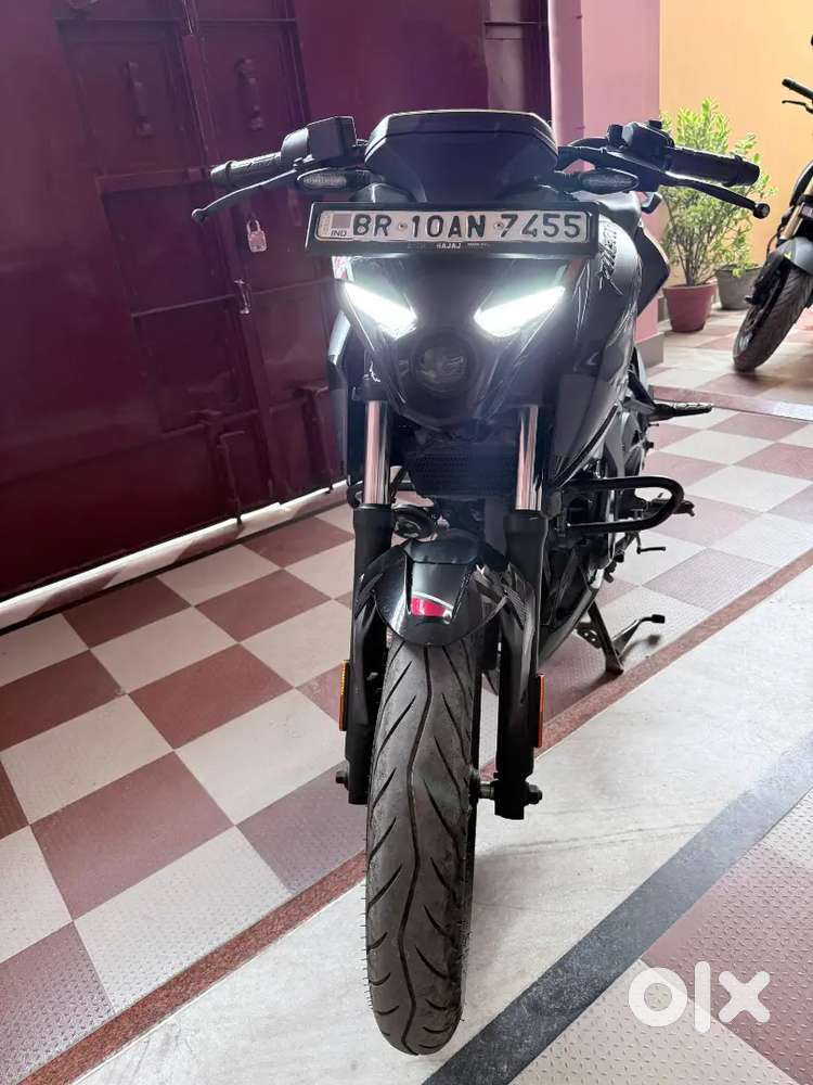 BAJAJ PULSAR N250, URGENT SELL, MILEAGE - 40km , FRONT NEW TYRE