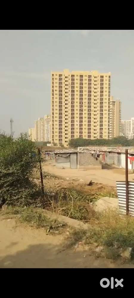 Labour Area me And Society ke Pas Fast food Shop Available hai