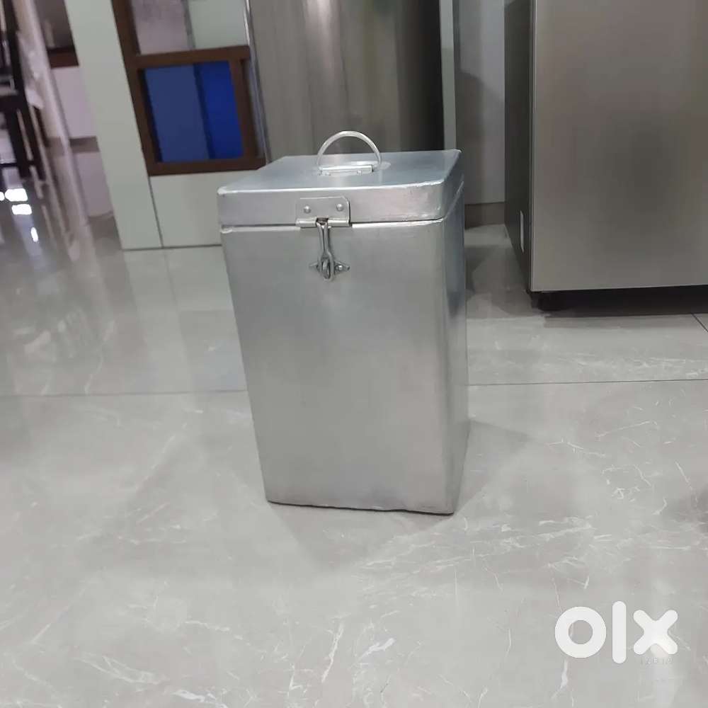 1  Aluminum Cannister & 1 Stainless Steel Tank with tap. Sell onealso.