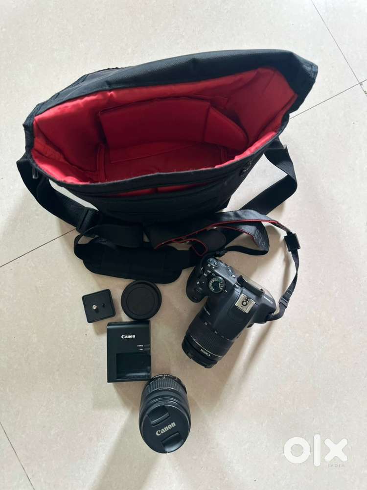 DSLR CANON 1200D camera with 2 lens bag