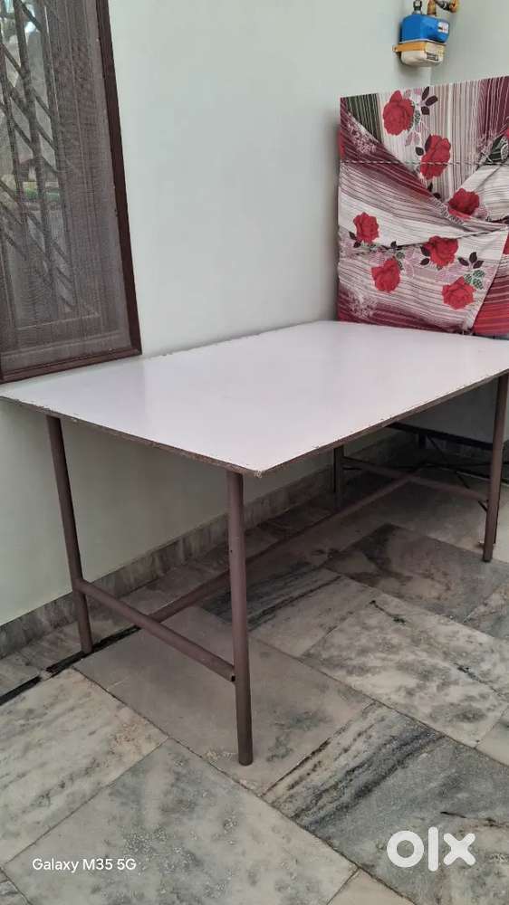 मज़बूत स्टील फ्रेम वाला सफेद टेबल