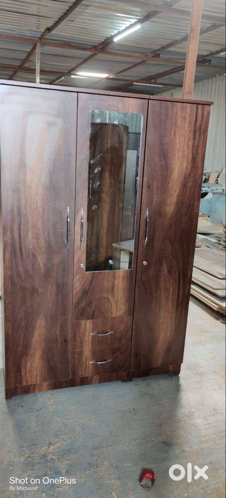 DURABLE 3 DOOR WARDROBE FOR BEDROOM ELEGANCE
