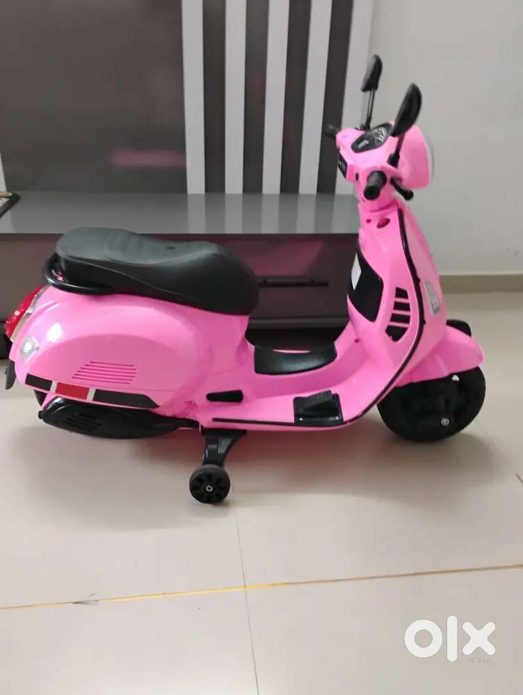 Only 2 months old kids vespa scooter in warranty