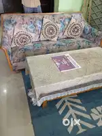 5 seaters wooden sofa set sagwan wood very good condition with table