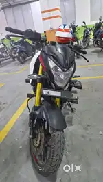 Pulsar NS200 - White & Red color SingleOwnerOntime Showroom Services