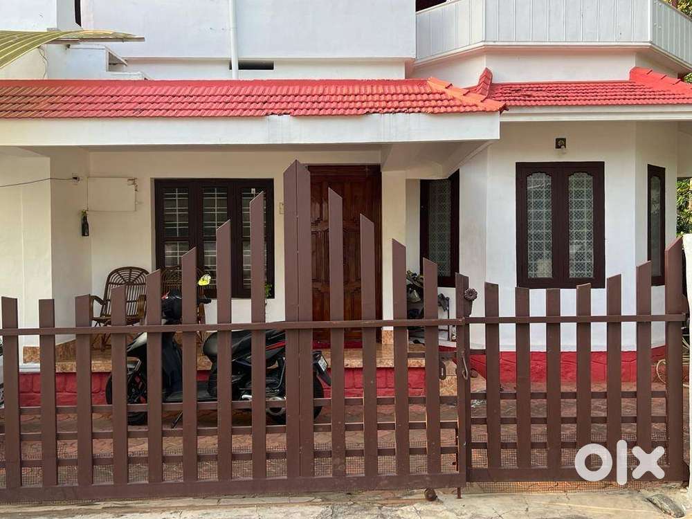 9 Cent Plot Area with House for Sale in Nadathara, Thrissur