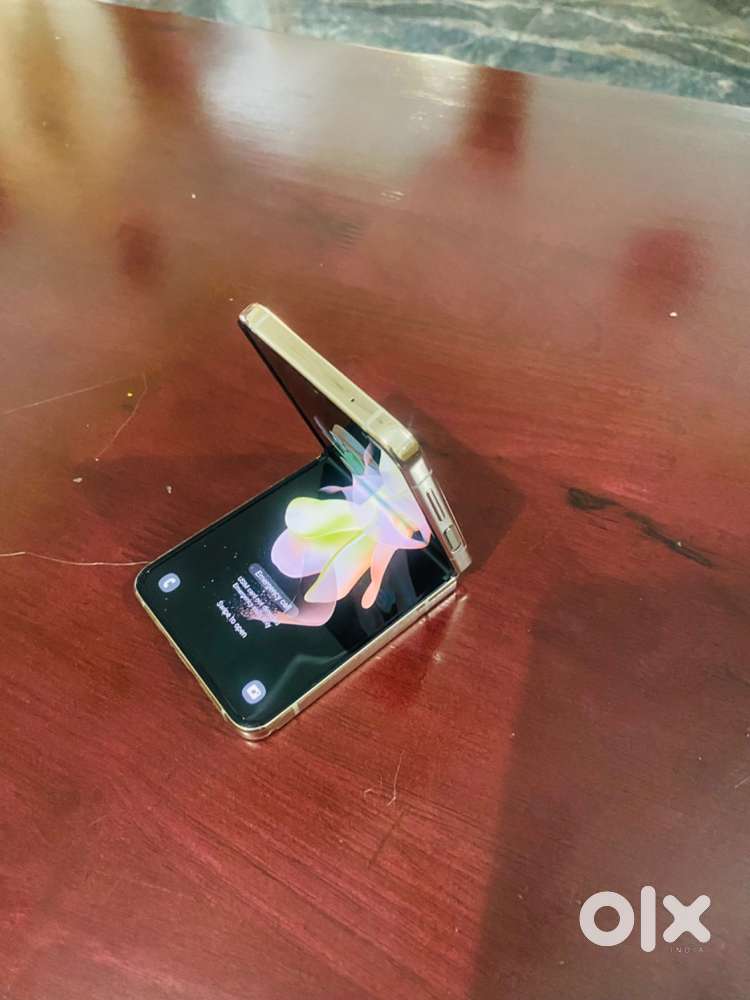 Samsung Z flip 4 with 5G and 256GB