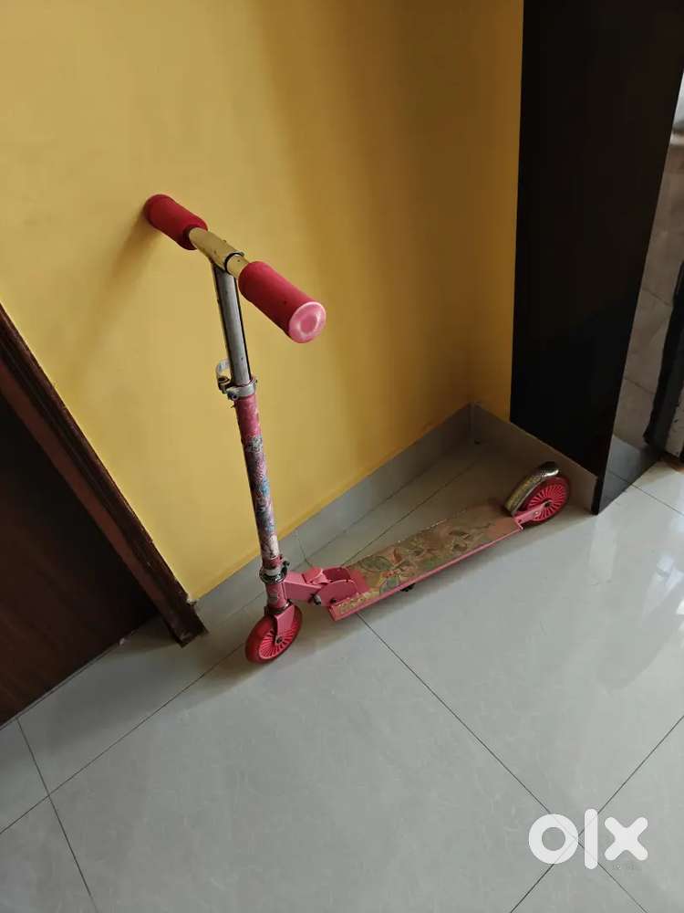 Kids scooter for boys & girls of 3+ yrs in good condition.