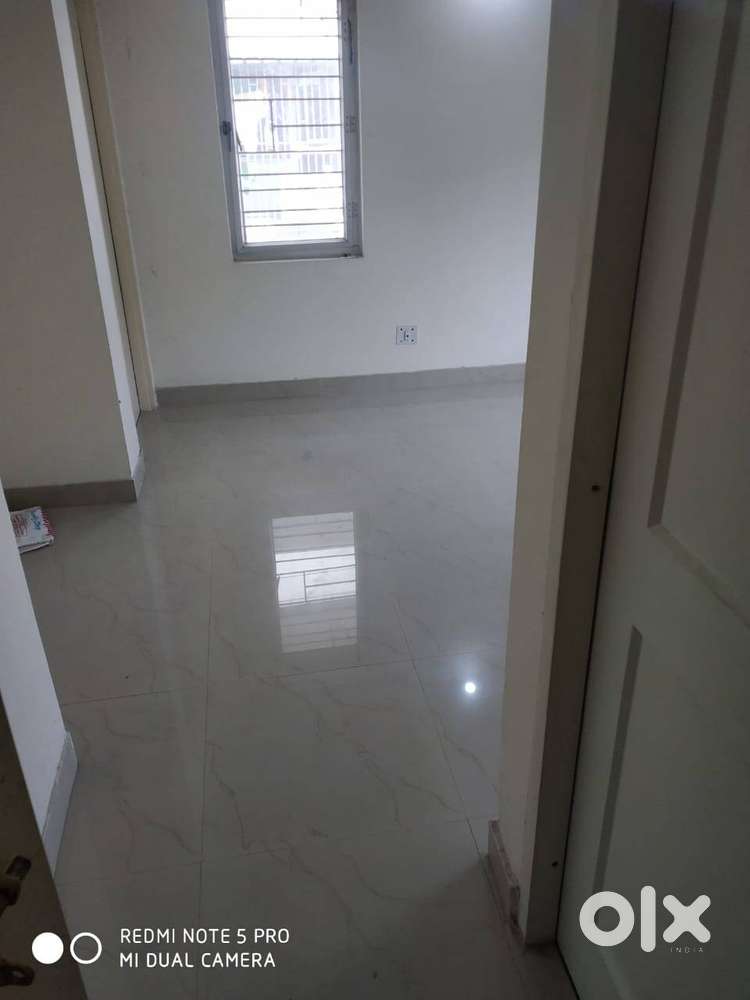 Prime 3BHK Flat with Parking in Eastern Heights Complex Mall Rd Market