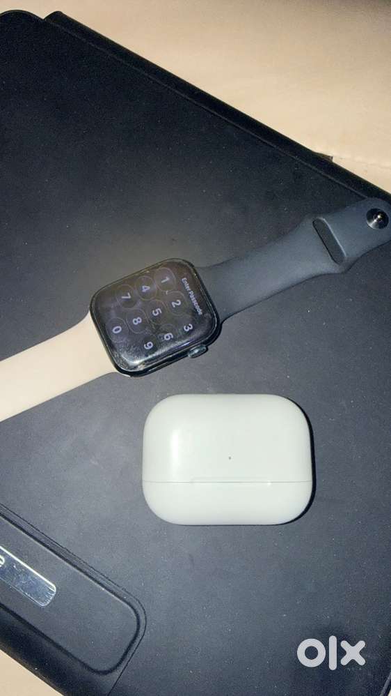AirPods Pro and series 8 watch 45mm