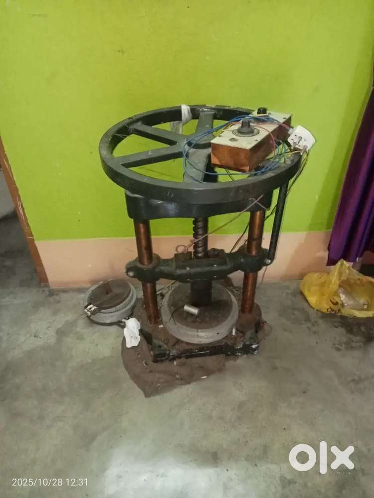 Hand press paper plate making machine