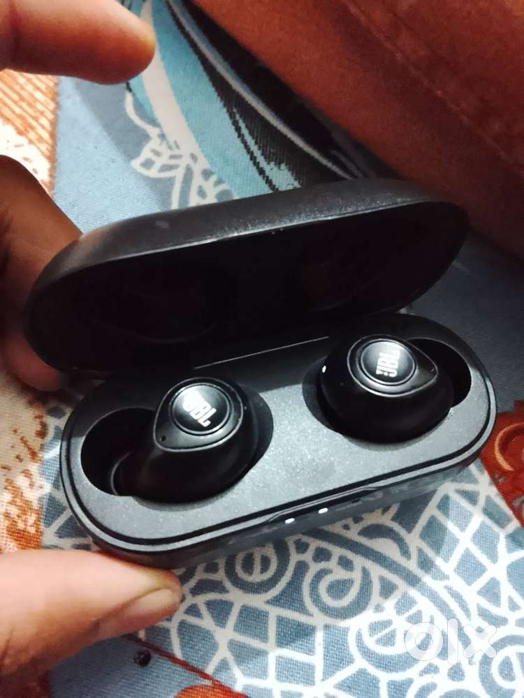 JBL C105TWS earbuds original 6 months use kiya hua hai MRP 7000