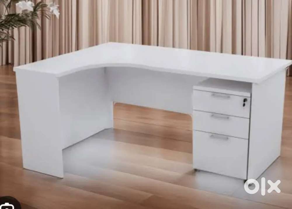 5x3.5 L shaped table with pedestal