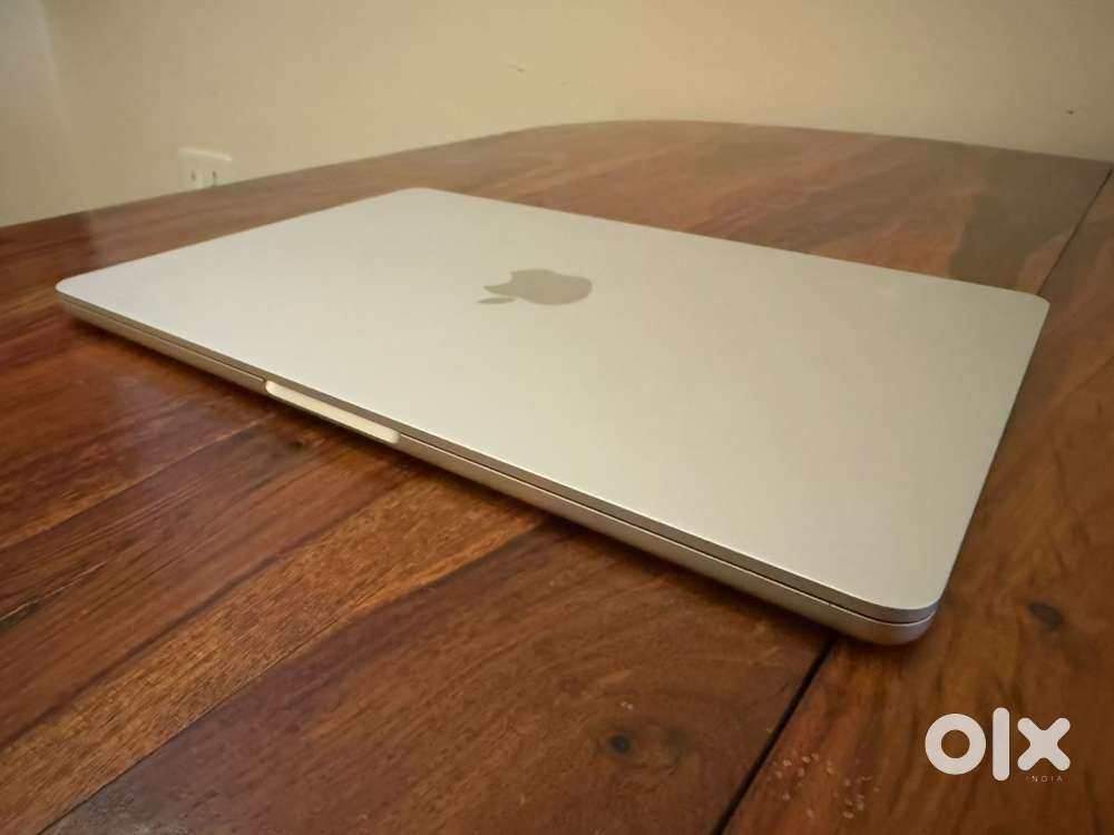 Apple MacBook Air M2 (13.6”) – 8GB RAM / 256GB SSD