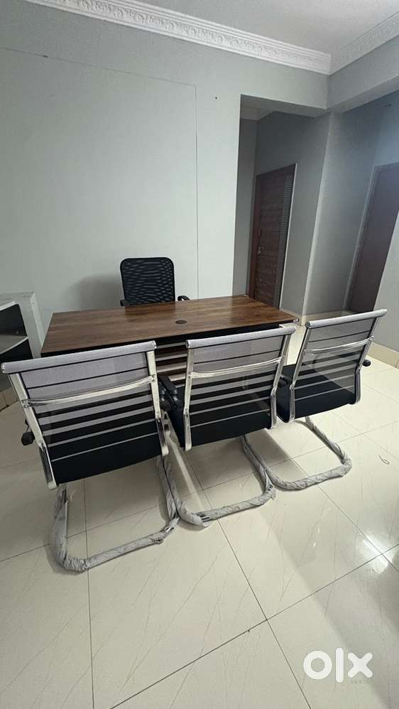 Boss Table, chair and 3 visitor chairs set