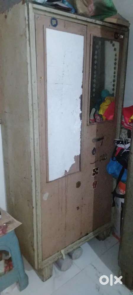 Double door Almari kam peso me