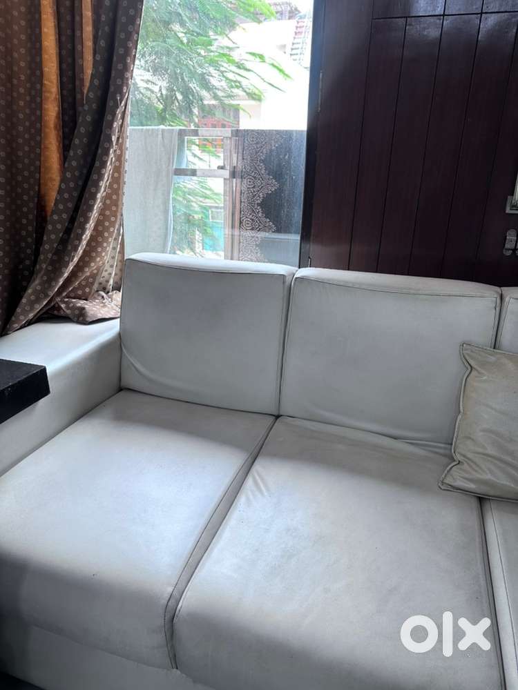 Spacious 10-12 Seater Sofa Set in White – normal Condition