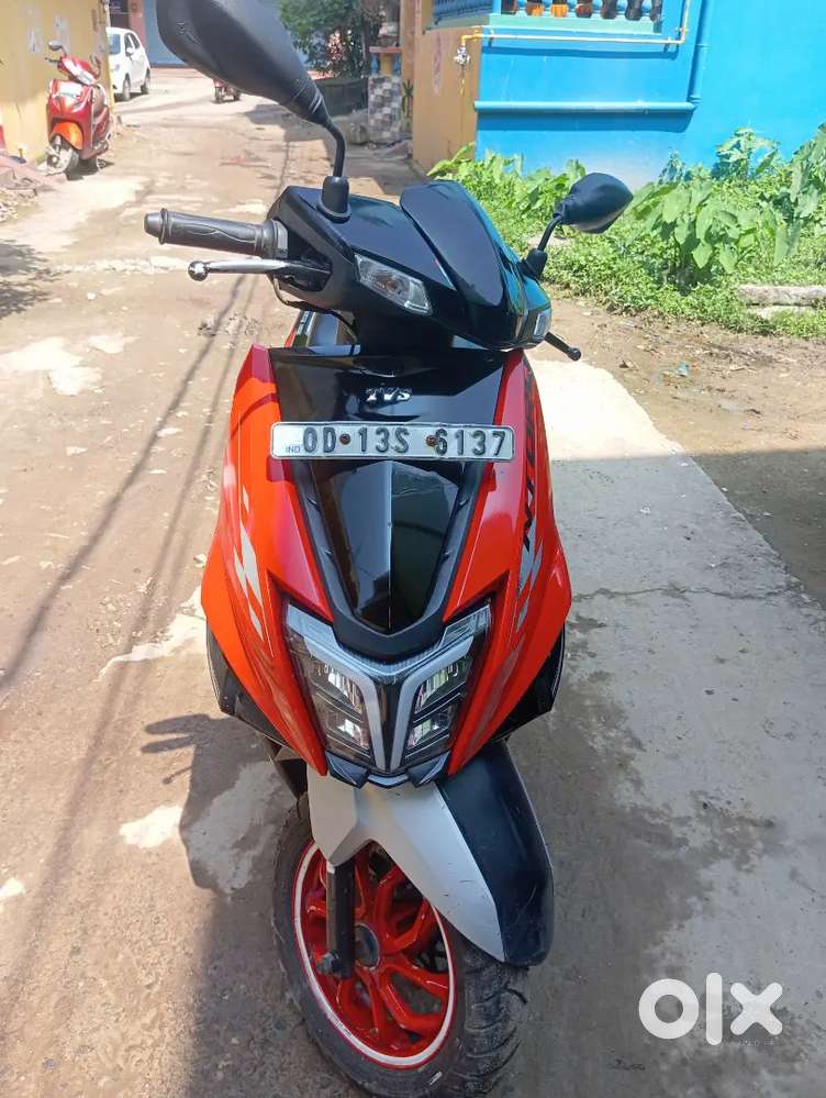 Tvs ntorq race edition with top model variant
