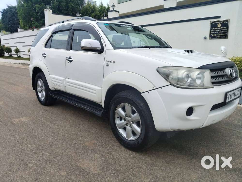 2011 model Fortuner manual 4x4 diesel kms 1.60 price 7.5L Final Price