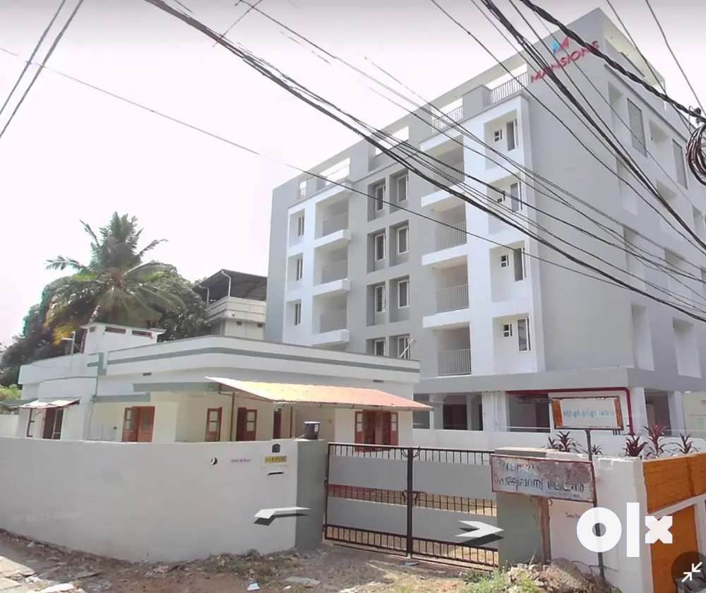 Good old house with 10 cents of land near Kaloor stadium