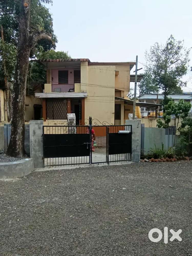 8 cents land vth a 2 storey house for sale.useful for shops and godown