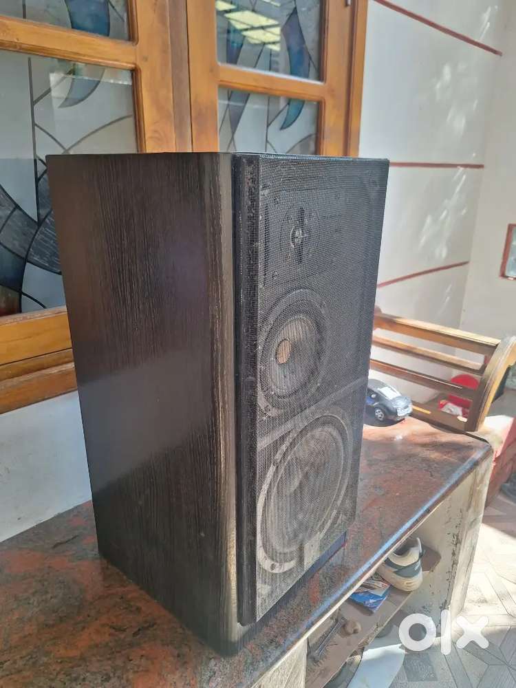 JBL LX44 speaker box