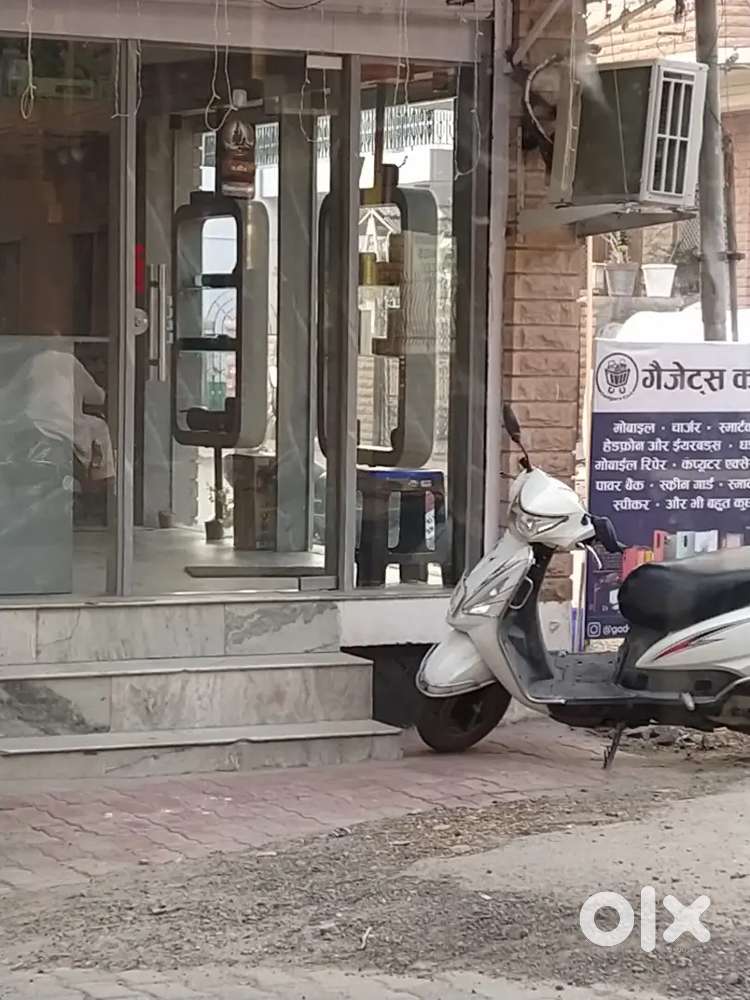 Andrground hai 12/17 ka godam k liye shop k liye Khali main rode pr