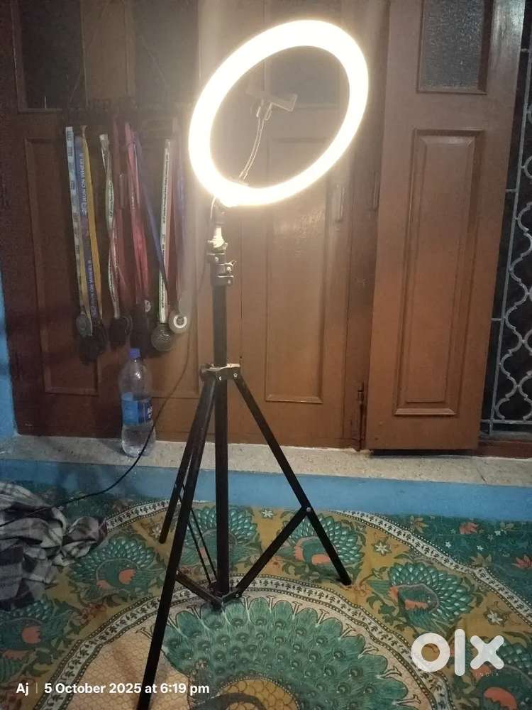 Tripod stand with ring ligh