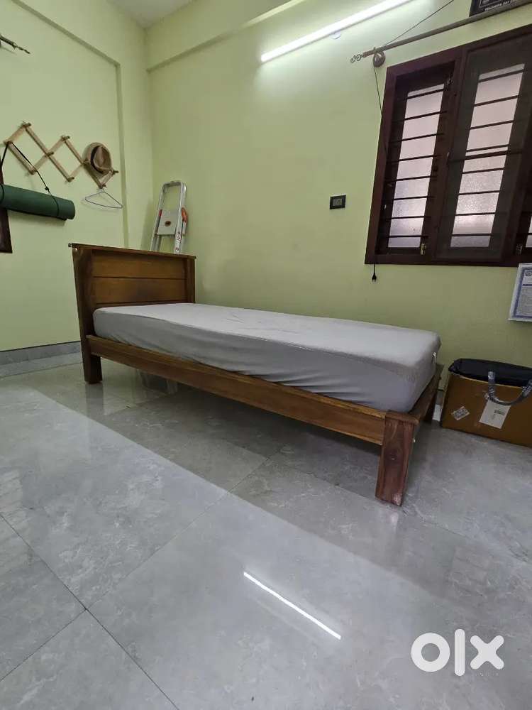 Fully Teak single cot with Wakefit 8inch mattress