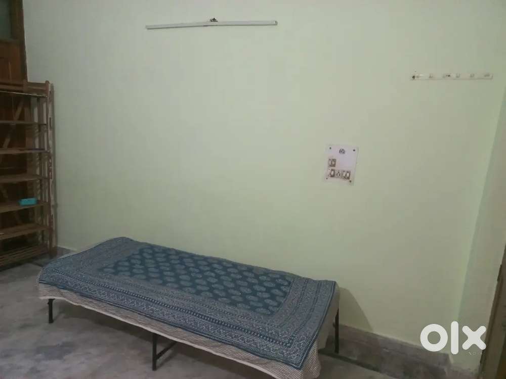 Single room available in 3bhk flat